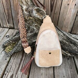 🤎NEW FAUX LEATHER SLING CROSSBODY BAG PURSE with LEOPARD STRAP & TASSEL🤎